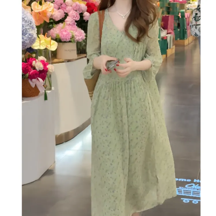 秋季碎花连衣裙中长款高级感时尚减龄显瘦胖MM遮肉肉法式复古裙子