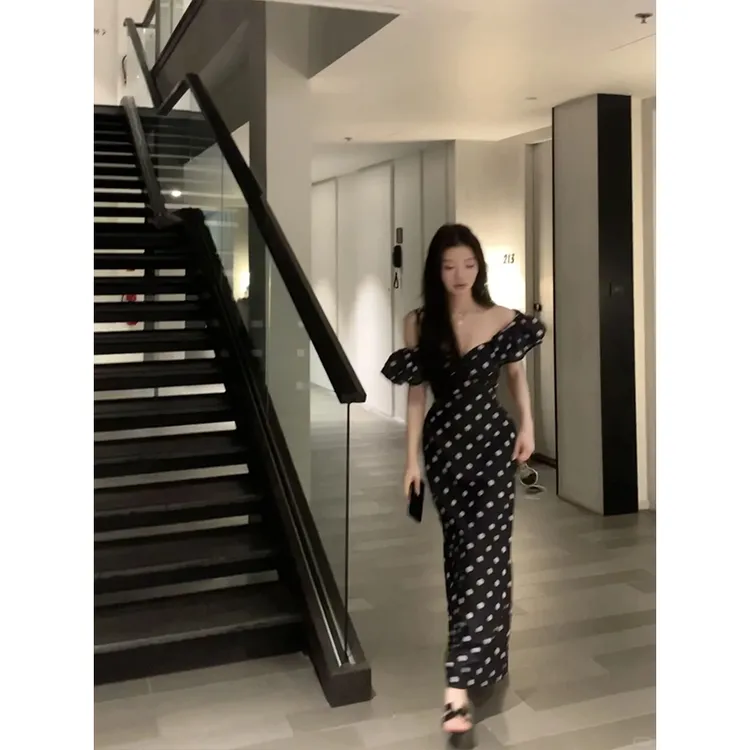 2025春季新款性感辣妹气质显瘦波点黑色连衣裙女时尚荷叶边长裙