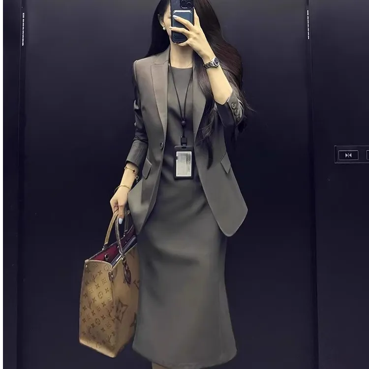 灰色西装套裙女高级感职业穿搭韩版时尚潮流西服外套连衣裙两件套