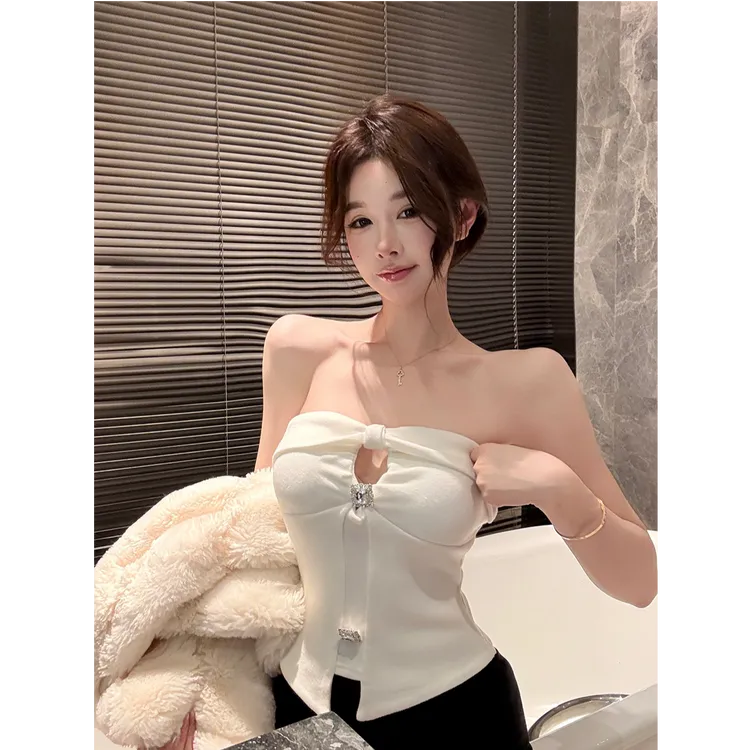 2025秋冬新款千金性感钻扣镂空时尚抹胸上衣女配显瘦短裤两件套