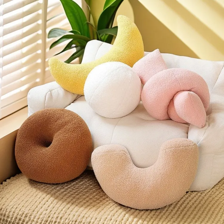 北欧几何异形扭扭打结抱枕毛绒圆球月亮可爱南瓜客厅沙发床头装饰