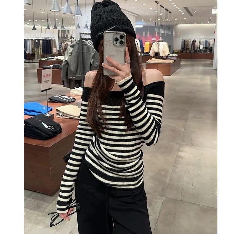 2025早春新款时尚针织条纹长袖上衣气质显瘦洋气休闲百搭露肩设计