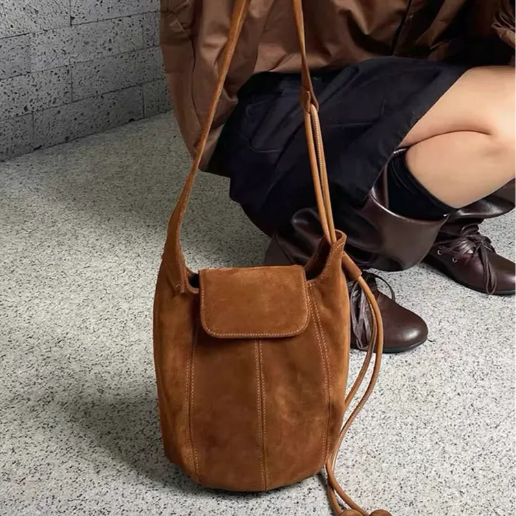 高级感复古磨砂麂皮绒水桶包2025新款小众设计单肩腋下包斜挎包包