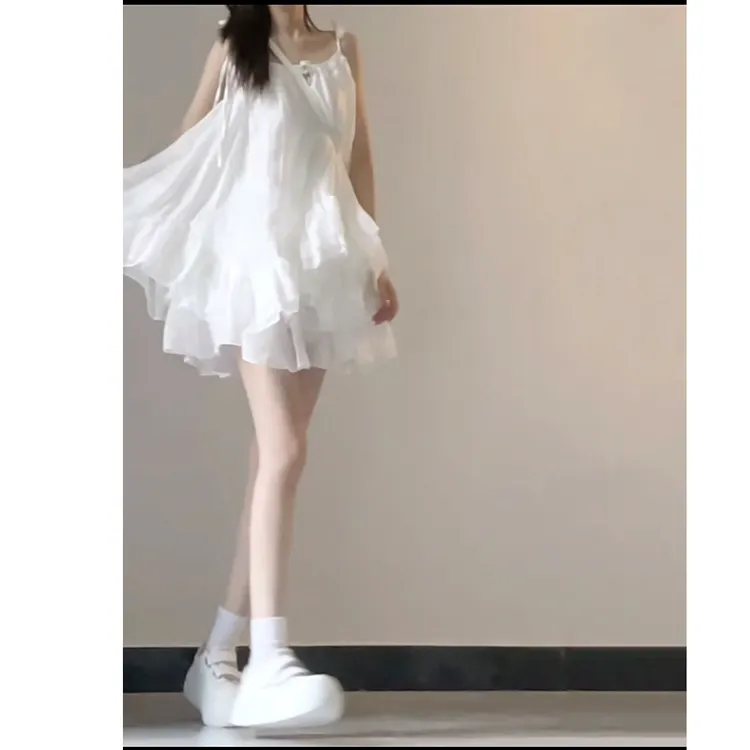 法式不规则荷叶边白色吊带连衣裙女夏季新款设计感超仙蓬蓬短裙子