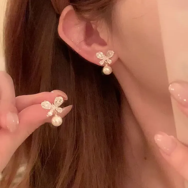 铜合金锆石耳饰 秋冬气质闪锆蝴蝶珍珠耳环女气质灵动耳针耳饰