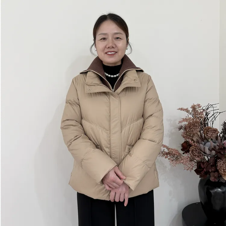 妈妈冬装轻薄羽绒服女2025新款立领短款中老年冬保暖羽绒棉服外套