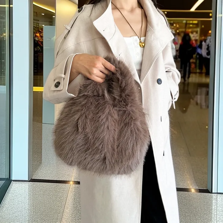 手拎毛毛包秋冬流行小众设计毛绒包包女2025新款时尚高级感手提包
