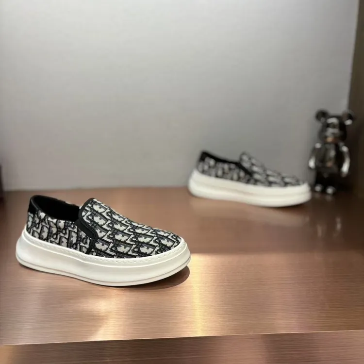 2025年春季新款潮流百搭舒适轻便精致轻奢男士时尚休闲鞋