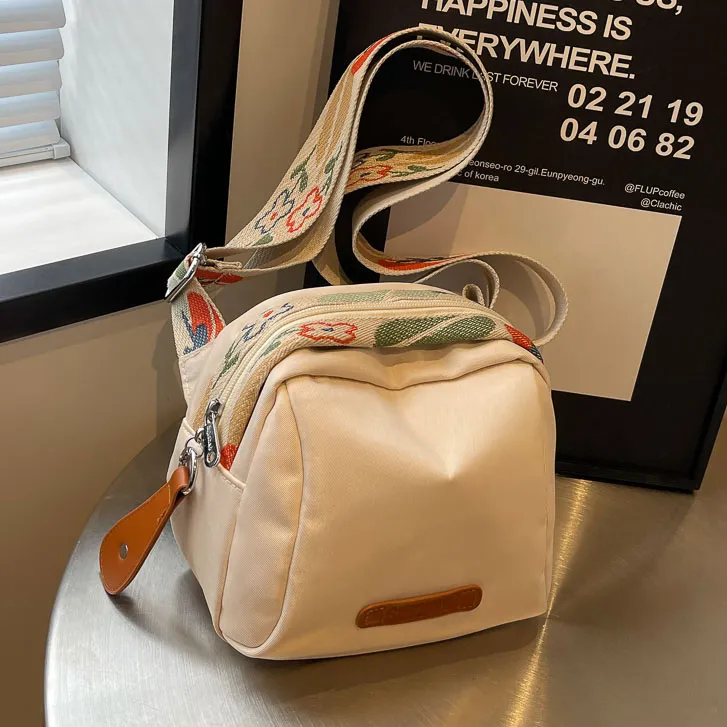 防水尼龙布斜挎包包女士2025新款大容量单肩包休闲小众设计通勤包