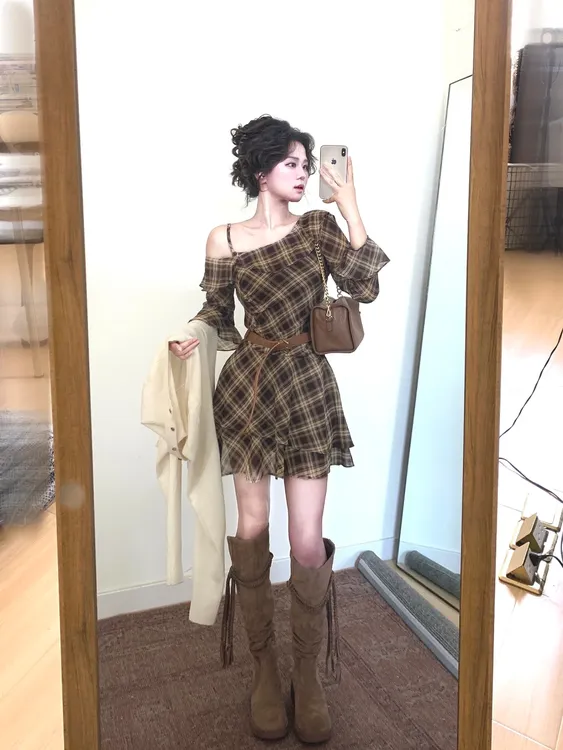 2025新款秋季高级感斜肩吊带不规则连衣裙收腰显瘦气质中长款裙子