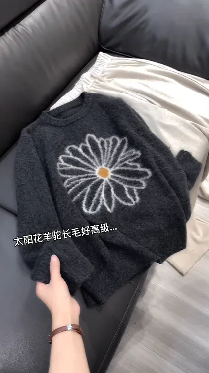 韩系高级感穿搭2025秋冬新款慵懒风洋气时尚太阳花圆领针织毛衣女