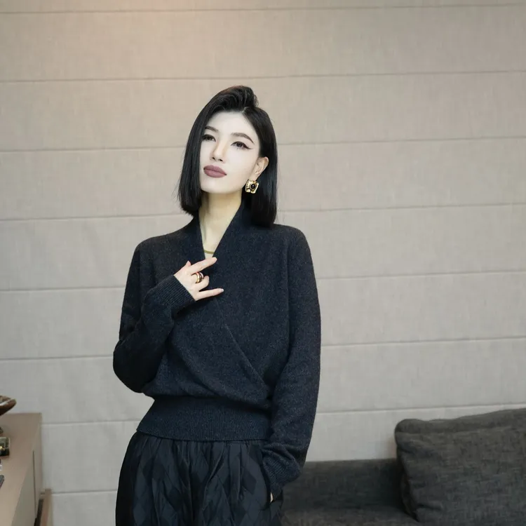 【静谧吟风】慵懒高级感V领长袖软糯百搭毛衣