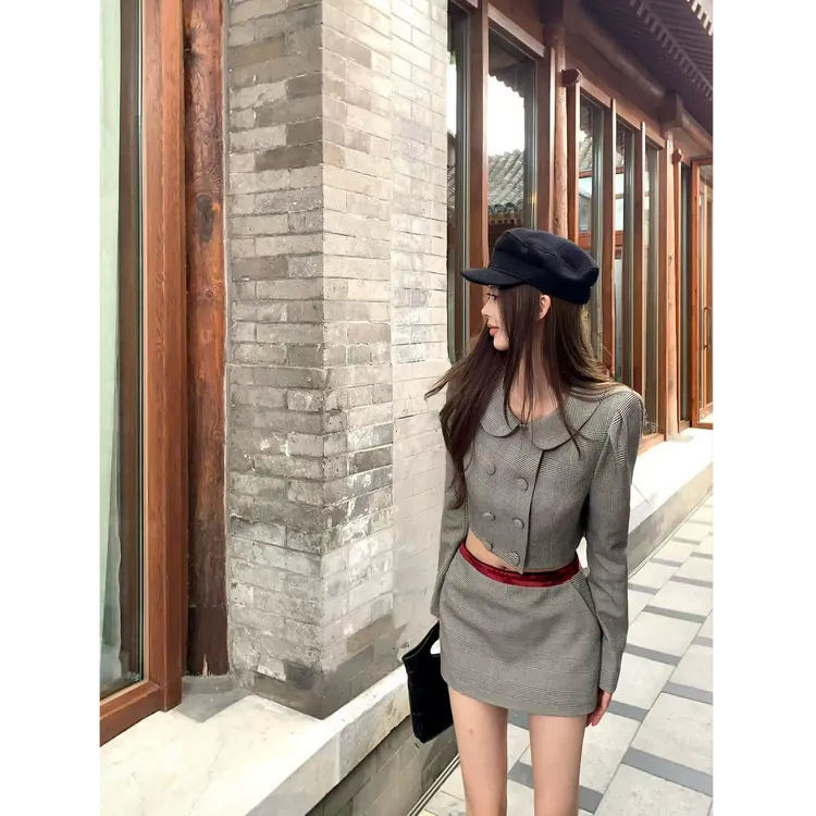 【女团代表】2025早秋新款娃娃领格纹短款外套配红丝绒拼接短裙套装