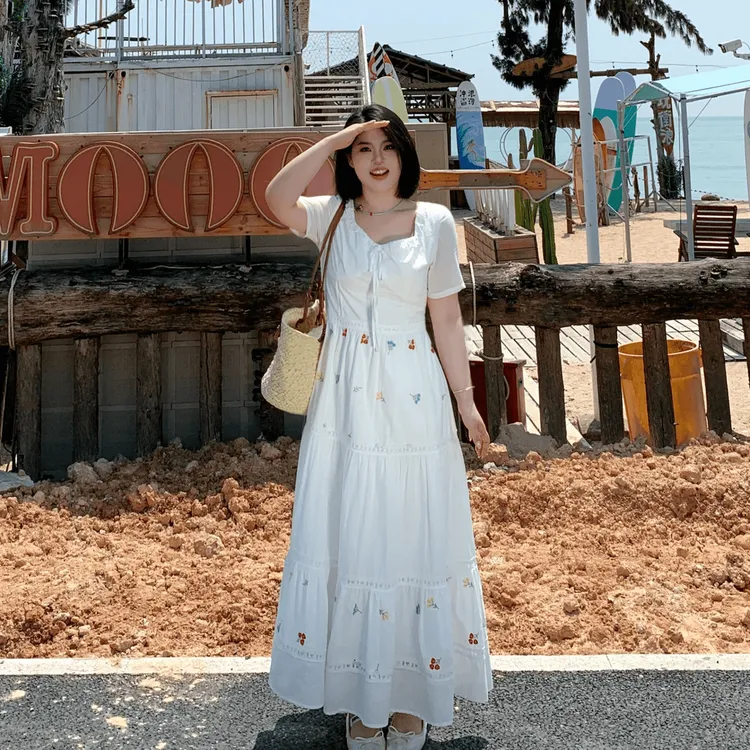 大码韩系温柔风纯色连衣裙女夏季新款宽松刺绣减龄设计感A字长裙