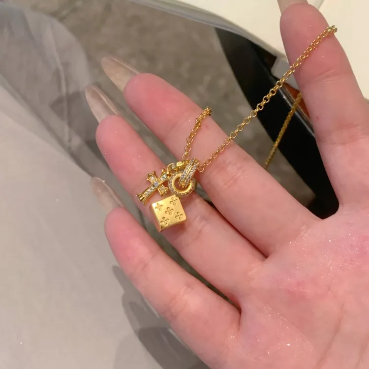 铜合金项链 新中式国潮风古法十字骰子吊坠錾刻点钻爆款新品项链