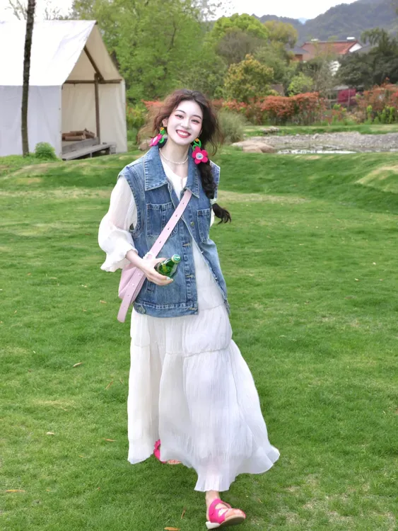 秋季新款韩系穿搭复古水洗牛仔马甲外套搭配白色连衣裙气质两件套