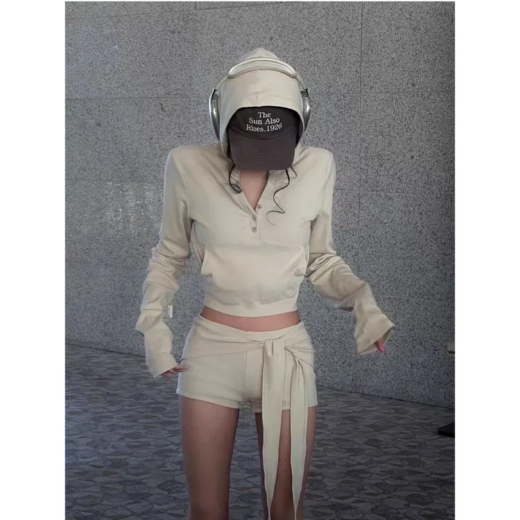 2025年早春新品设计感浅卡其连帽短款长袖上衣短裤休闲裤两件套
