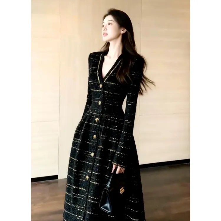 秋季时尚高级氛围感千金风黑色小香风气质v领连衣裙女2025年新款