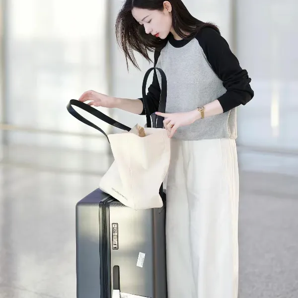 【窄间引力】2025初春宽松休闲套装插肩袖撞色柔软圆领上衣白色裤子