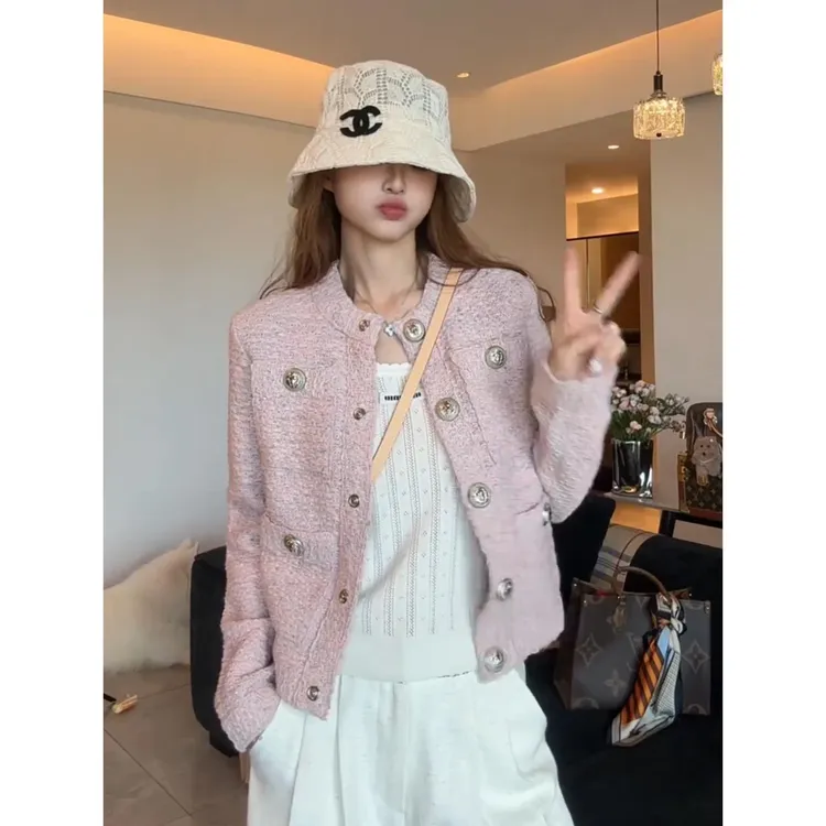 韩系轻奢风粉色圆领单排扣长袖针织毛衣女秋冬款温柔百搭宽松上衣
