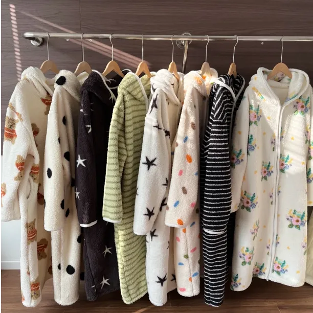 行走的被子大码韩系条纹珊瑚绒睡衣女加厚保暖家居服睡袍连帽拉链