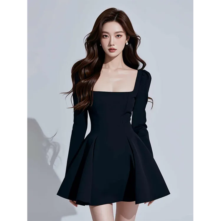 法式黑色方领长袖连衣裙子女2025新款春秋高级感收腰气质小黑裙女
