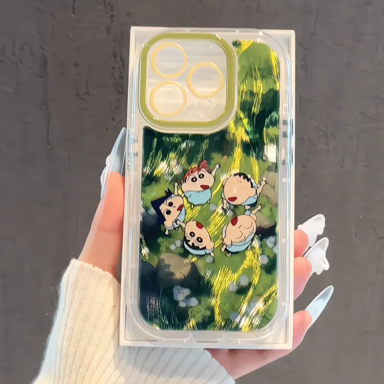 适用苹果iPhone16pro手机壳15羽纱奶油壳草地小新朋友华为p60可爱