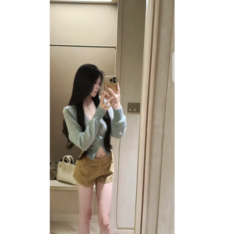2025早秋新款纯欲辣妹V领针织开衫女显瘦灯芯绒低腰短裤两件套装