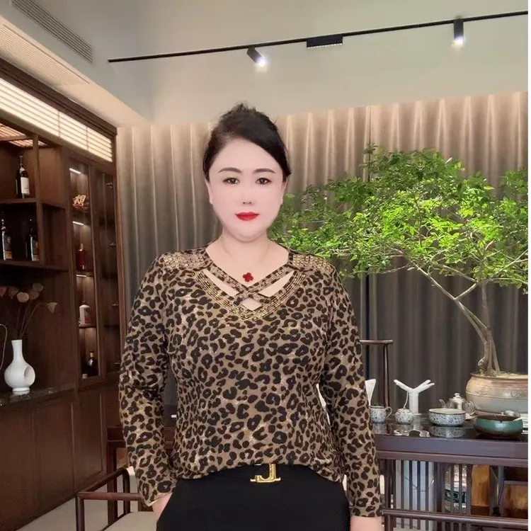 2025早秋新款时尚洋气烫钻交叉V领设计感修身百搭长袖上衣秋季