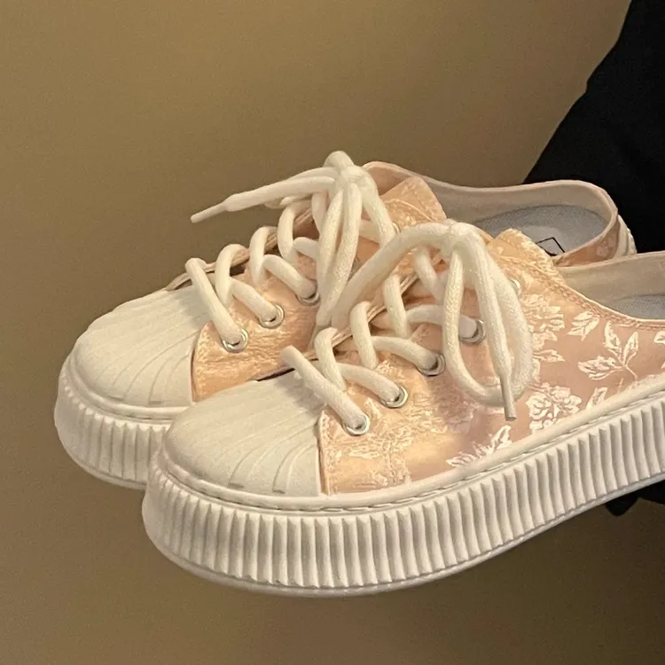 人本2025新款夏季半拖丝绸绣花帆布鞋女厚底百搭一脚蹬贝壳头板鞋