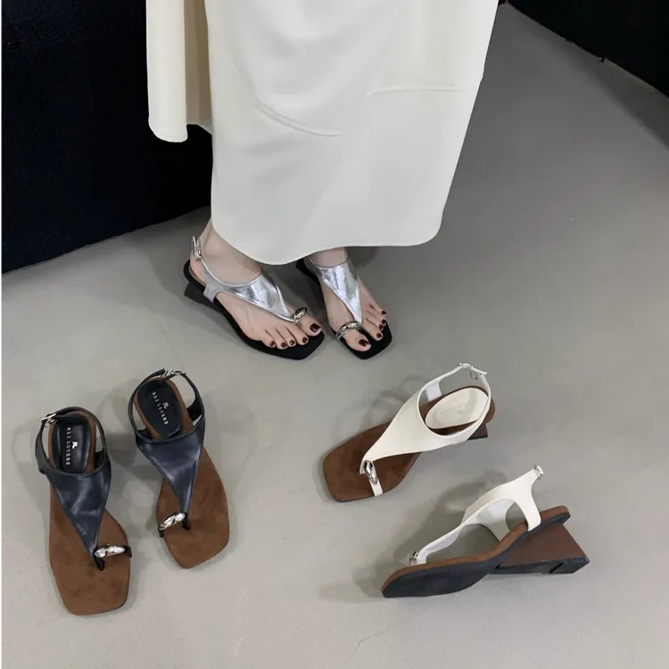 2025夏季新款法式复古风平底套趾凉鞋女夹趾罗马露趾大码凉拖鞋女