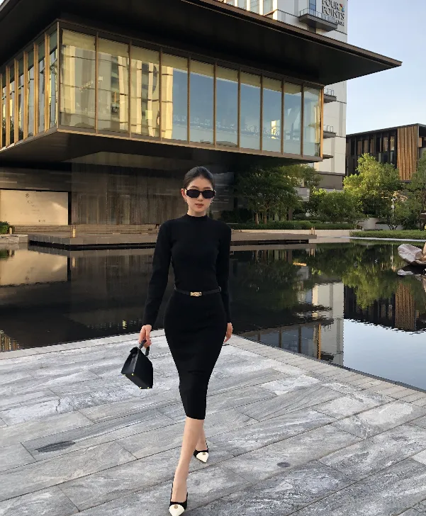 极简黑色针织连衣裙女秋冬新款气质圆领长袖修身显瘦包臀打底裙