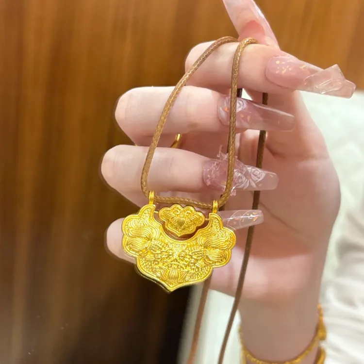 錾刻双鱼锦鲤锁包项链女国风长命锁金色百搭毛衣链