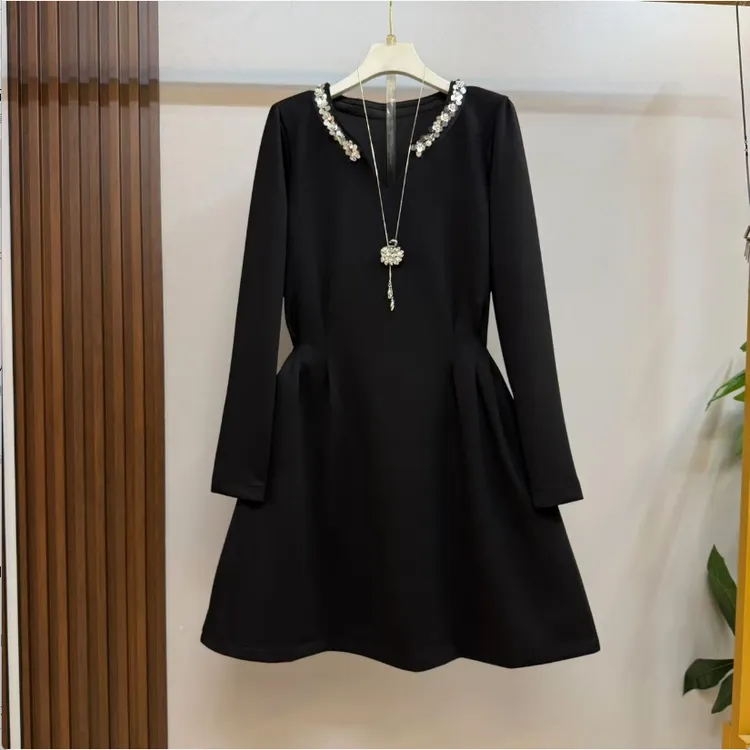 微胖新款时尚简约气质v领设计优雅精致收腰显瘦小黑裙