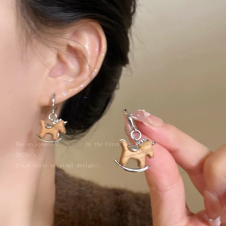铜合金耳饰 本命年复古小马吊坠耳环女秋冬新款耳扣2026新年耳饰