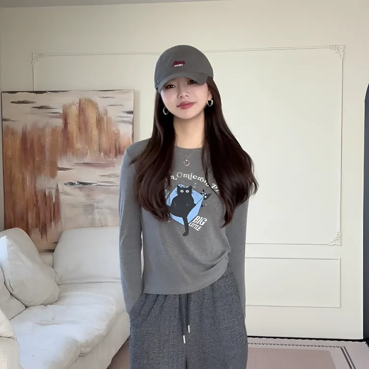 【余欢欢】秋季百搭休闲显瘦圆领抱枕小猫长袖T恤-YHW50900