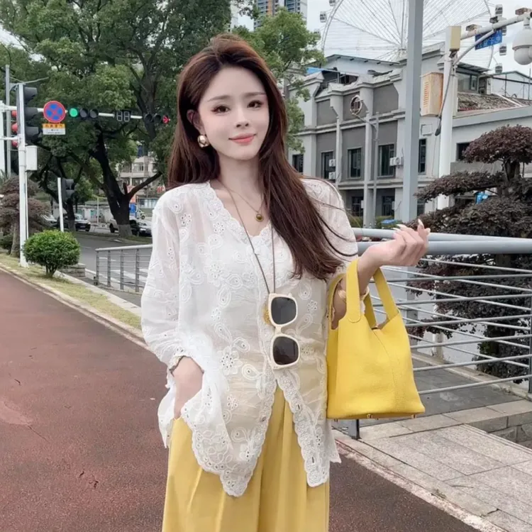 白色洋气休闲百搭气质短袖镂空高级感单排扣衬衫夏季新款287