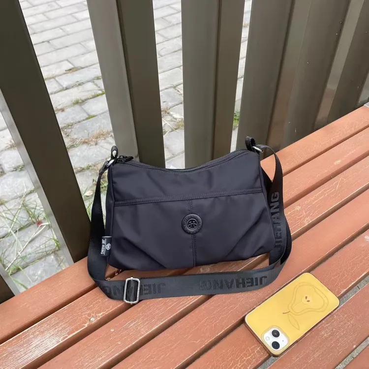 2025秋季跨境新款大容量轻便尼龙布包多隔层休闲女士包斜挎单肩包