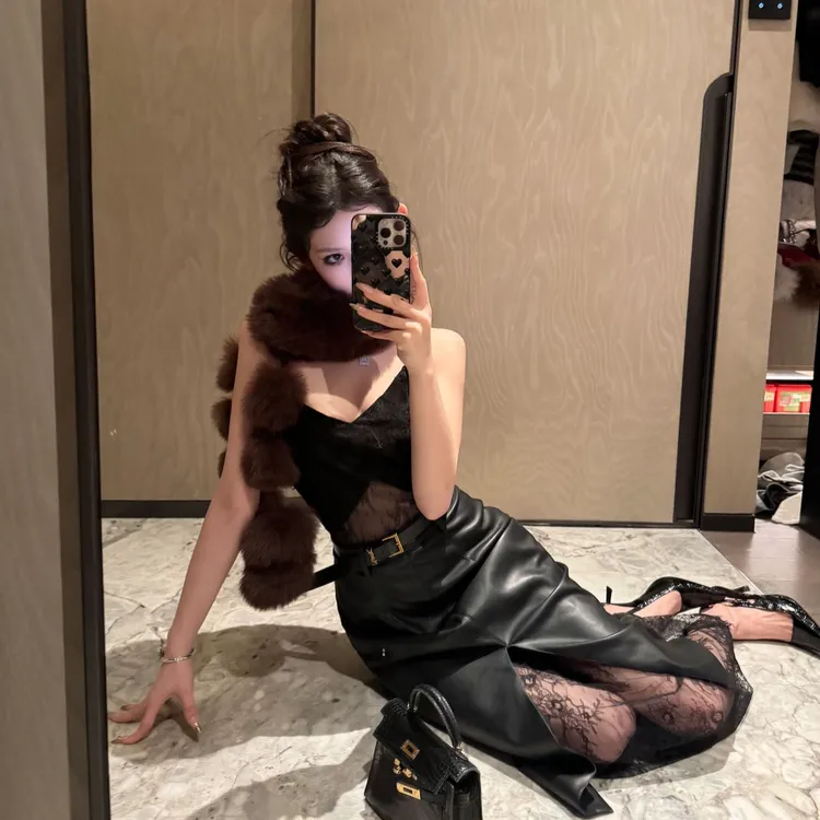 2026秋冬新款黑色V领蕾丝吊带高腰pu皮半身裙INS风性感辣妹短裙女