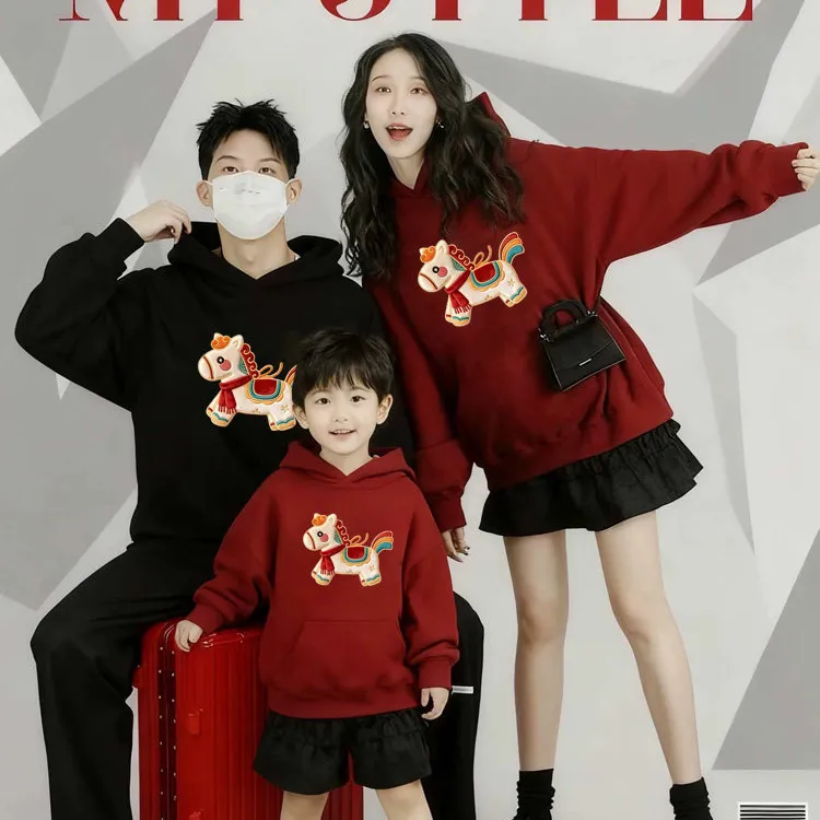 红色亲子装卫衣一家三四口2026新款连帽马年本命年衣服过年班服
