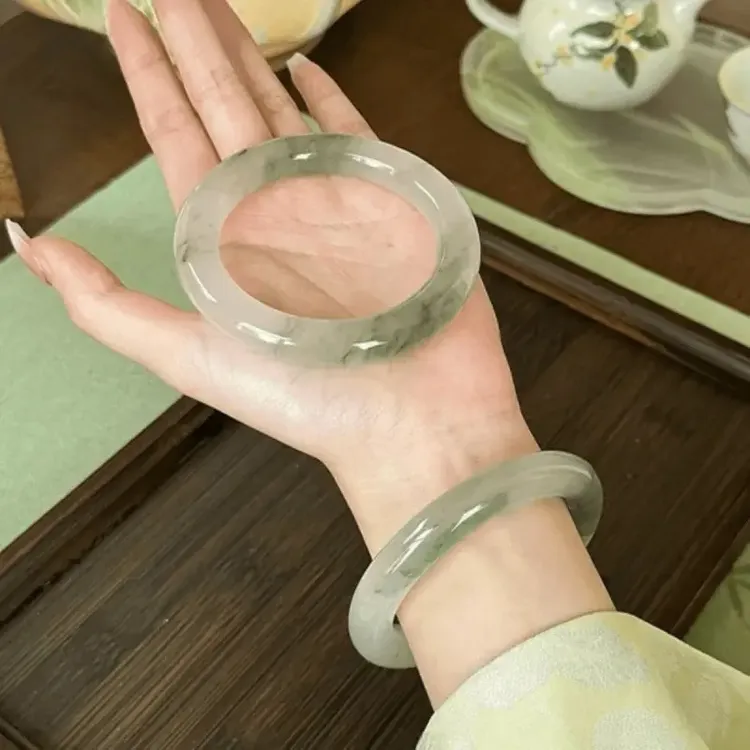 正宗天然新疆天山翠手镯雪翠飘花玉镯冰翠女款金丝玉手镯