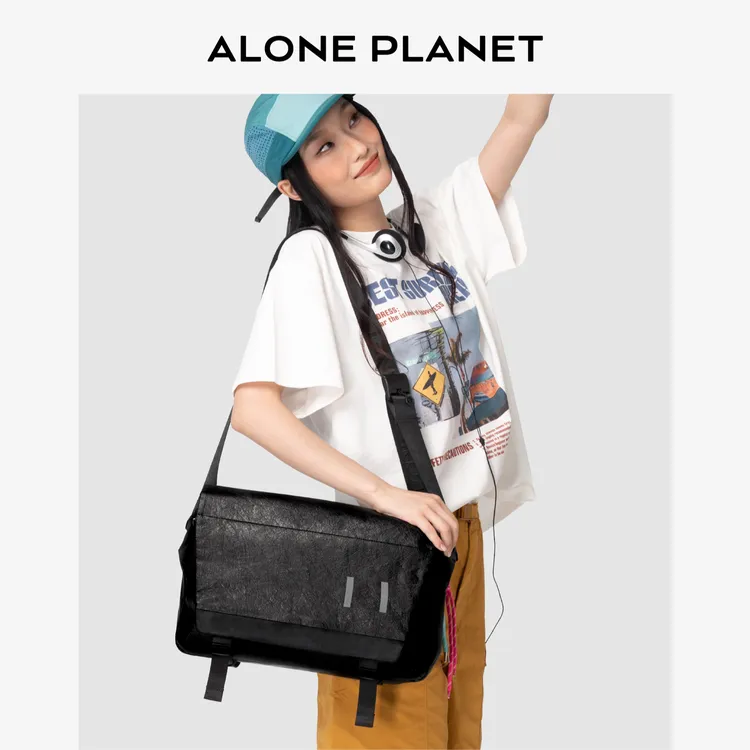 一个人的星球P2邮差包2025新款男士斜挎包外出轻便商务通勤单肩包