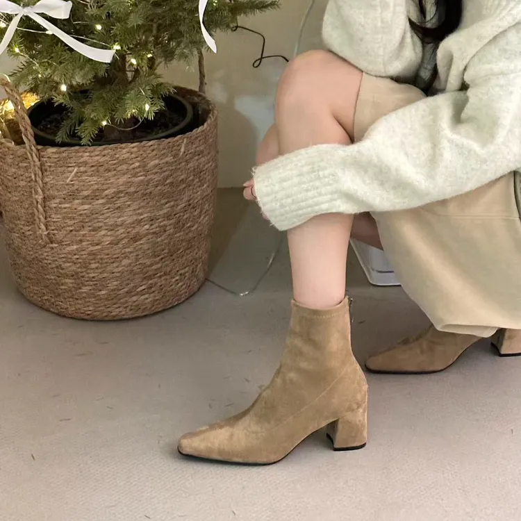 慢西西新品~2025秋冬尖头粗跟软皮瘦瘦靴后拉链马丁靴女绒面短靴