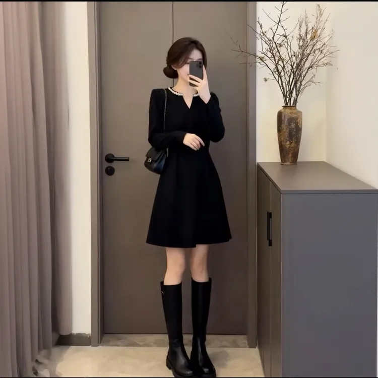 大码女收腰显瘦烫钻V领时尚连衣裙秋冬新款胖mm遮肉气质高级感裙