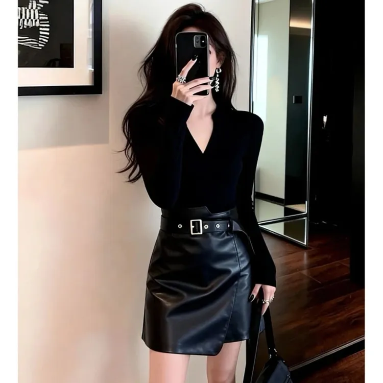 2025秋冬打底衫设计感V领显瘦针织上衣百搭皮裙半身裙两件套装