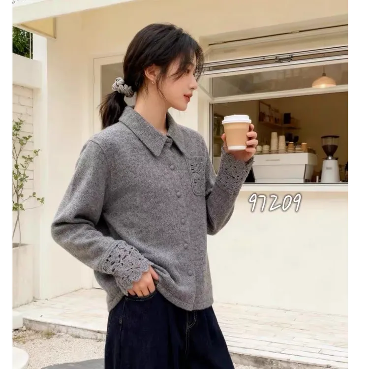 灰色翻领针织开衫女秋冬慵懒高级感减龄宽松显瘦蕾丝钩花毛衣A846