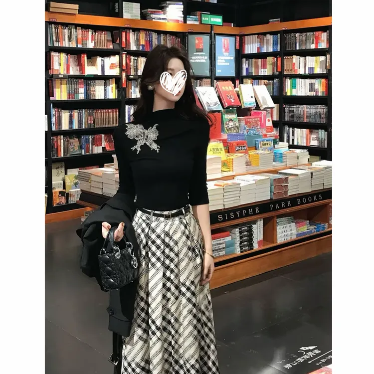 新中式温柔风秋季新款半高领刺绣针织上衣+黑白格半裙套装D835
