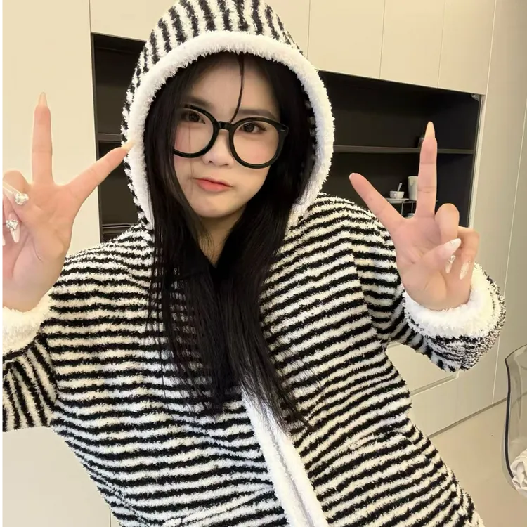 大码2025年新款条纹连帽睡衣女秋冬季珊瑚绒休闲慵懒风家居服套装