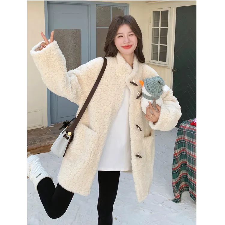 米白色牛角扣仿羊羔毛外套女冬巨好看宽松加厚保暖皮毛一体