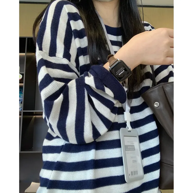 慵懒风条纹圆领撞色长袖针织衫女早秋宽松百搭软糯藏青色打底上衣